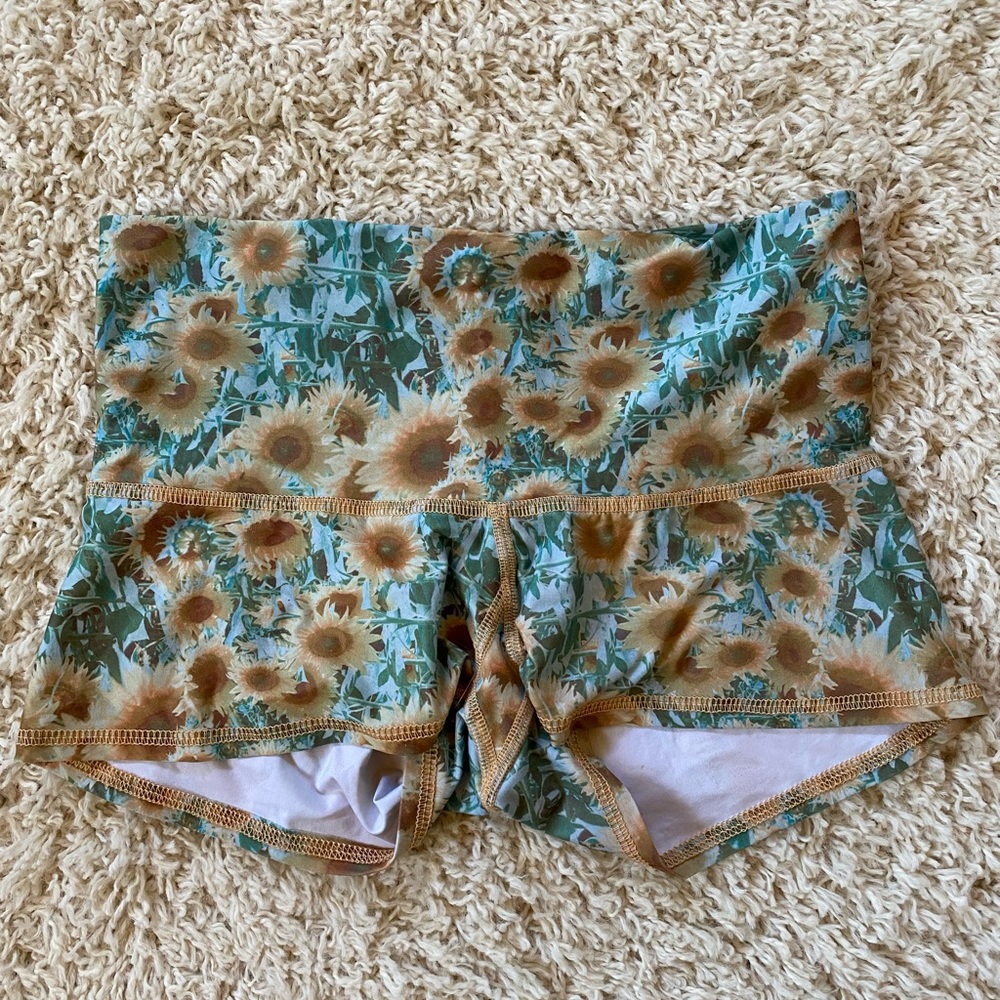 Teeki shorts, size S